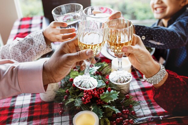 Familia feliz con una cena de Navidad en casa