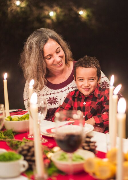 Familia feliz en la cena de navidad