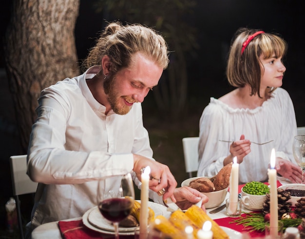 Familia feliz en la cena de navidad