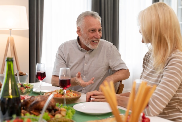 Foto gratuita familia feliz cenando juntos