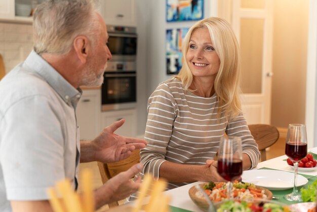 Familia feliz cenando juntos