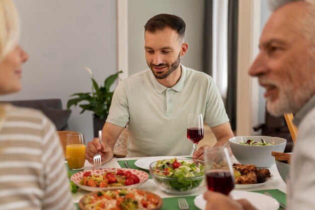 Familia feliz cenando juntos