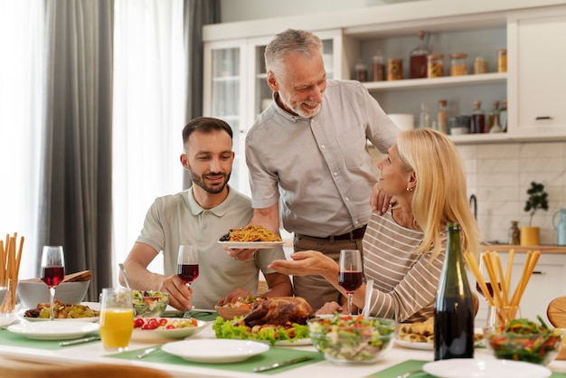 Familia feliz cenando juntos