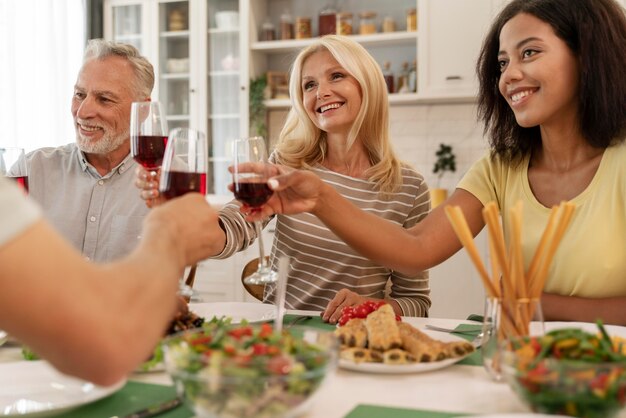 Familia feliz cenando juntos