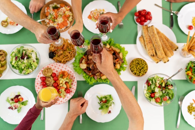 Familia feliz cenando juntos