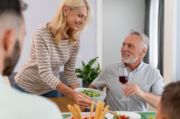 Familia feliz cenando juntos