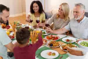 Foto gratuita familia feliz cenando juntos