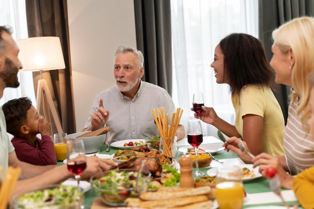 Familia feliz cenando juntos