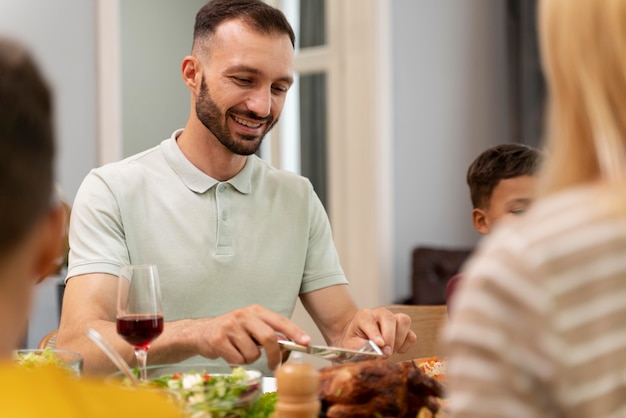 Familia feliz cenando juntos