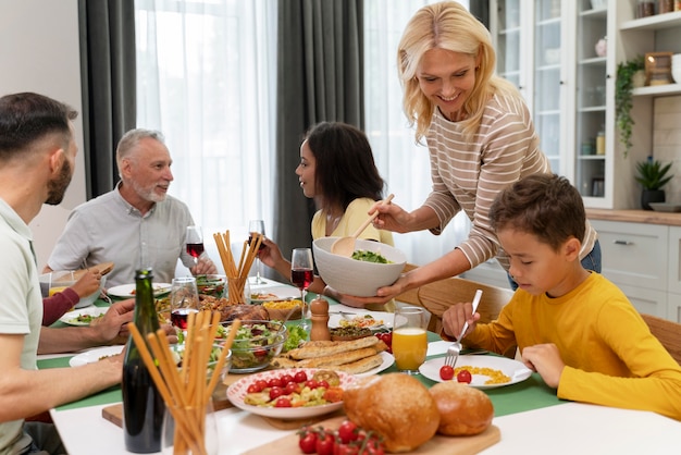 Familia feliz cenando juntos