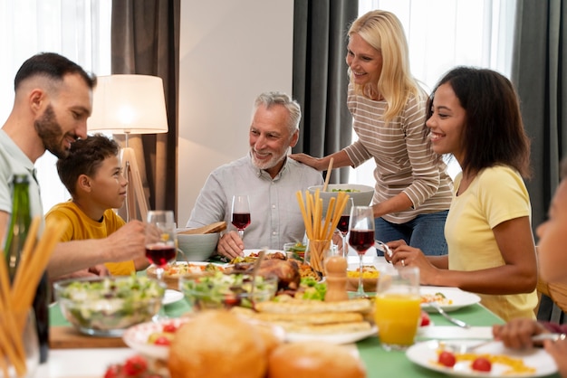 Familia feliz cenando juntos