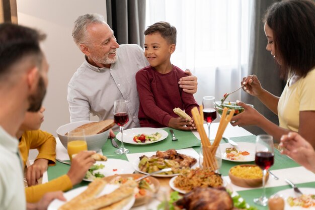 Familia feliz cenando juntos