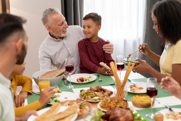 Familia feliz cenando juntos