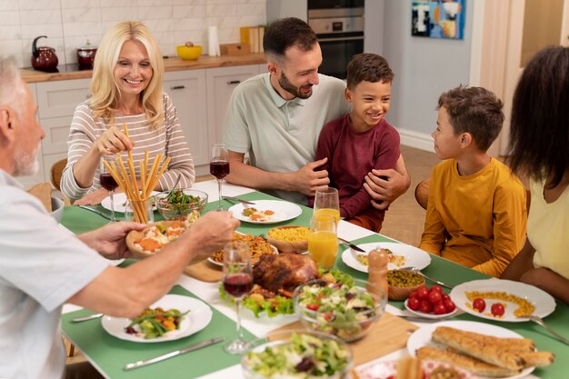 Familia feliz cenando juntos