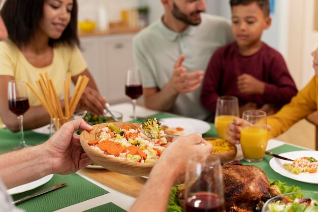 Familia feliz cenando juntos