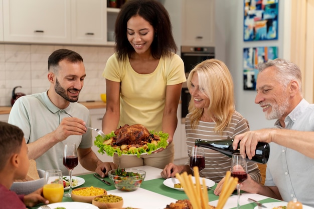 Familia feliz cenando juntos
