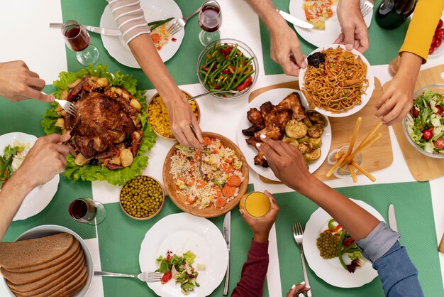 Familia feliz cenando juntos