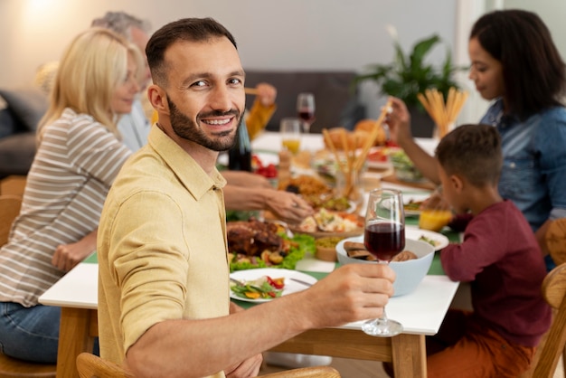 Familia feliz cenando juntos