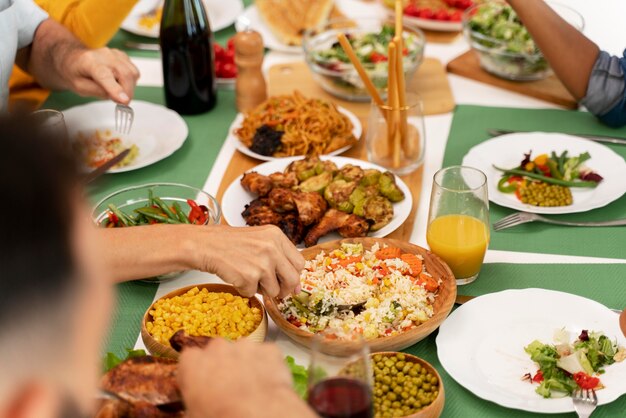 Familia feliz cenando juntos