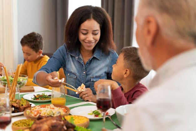 Familia feliz cenando juntos