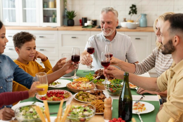 Familia feliz cenando juntos