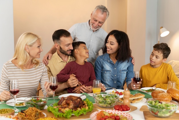 Familia feliz cenando juntos