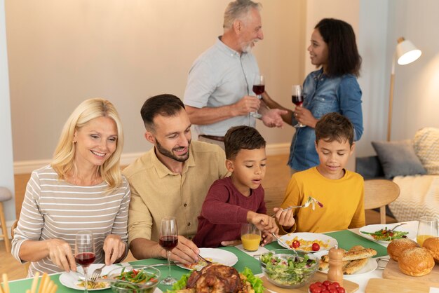 Familia feliz cenando juntos