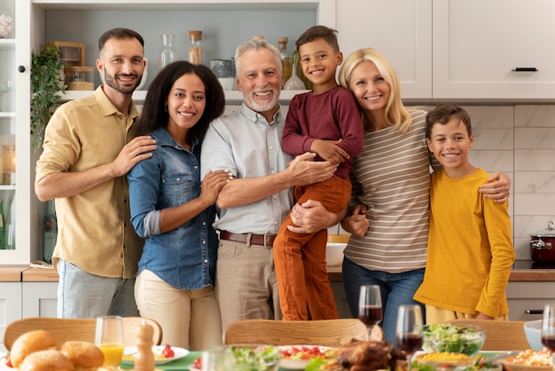 Familia feliz cenando juntos