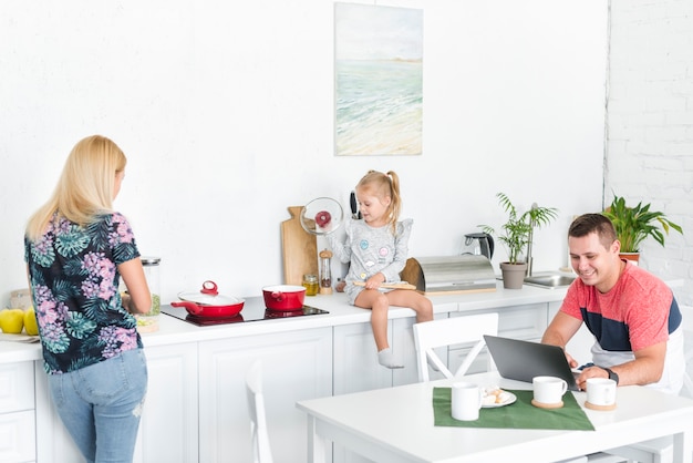 Familia feliz en la cocina