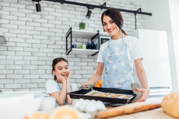 Familia feliz en la cocina