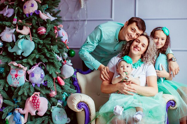 &quot;Familia feliz de cuatro posando&quot;