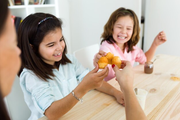 Familia feliz desayunando en casa.