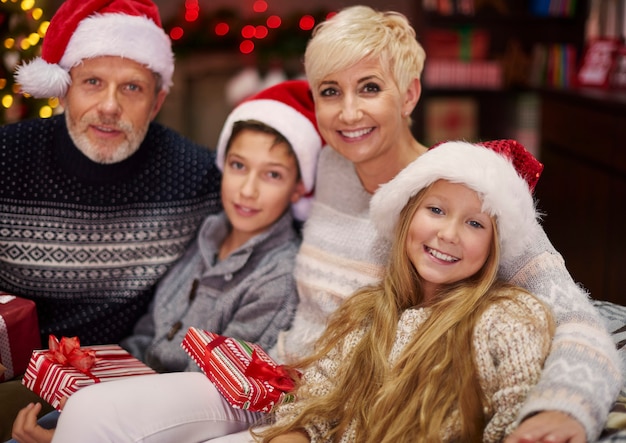 Familia feliz disfrutando de la Navidad