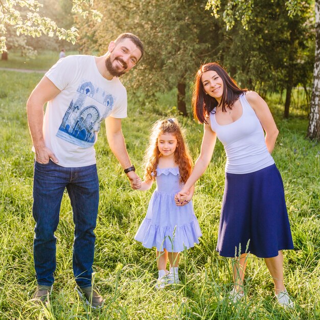 Familia feliz disfrutando en el parque