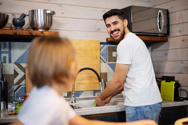 Familia feliz disfrutando del tiempo juntos