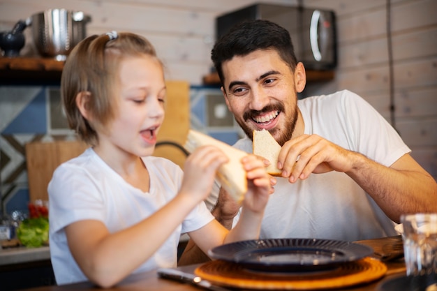 Familia feliz disfrutando del tiempo juntos