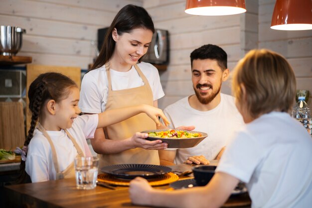 Familia feliz disfrutando del tiempo juntos