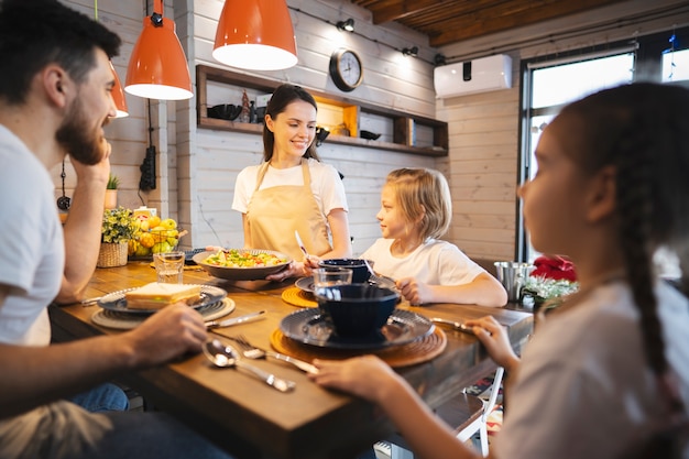 Familia feliz disfrutando del tiempo juntos