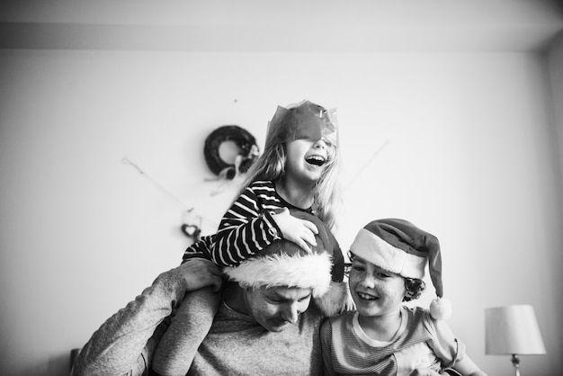 Familia feliz disfrutando de las vacaciones de Navidad en casa