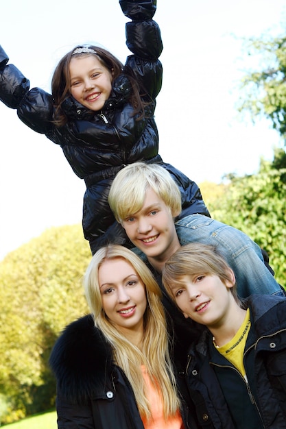 Familia feliz divertirse en el parque