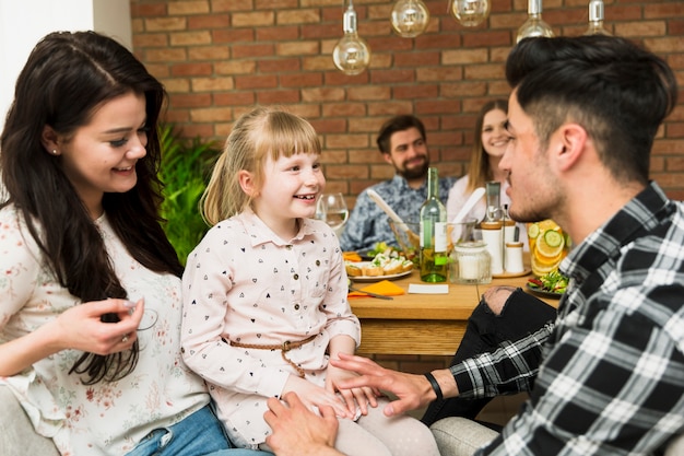 Familia feliz divirtiéndose juntos