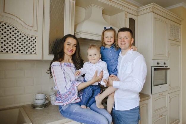 familia feliz con dos hijos en la cocina