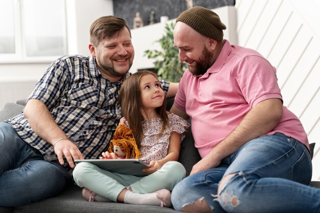 Familia feliz de dos papás y un bebé