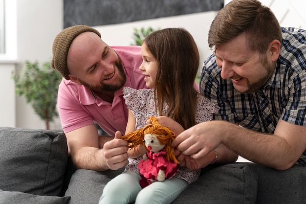 Foto gratuita familia feliz de dos papás y un bebé