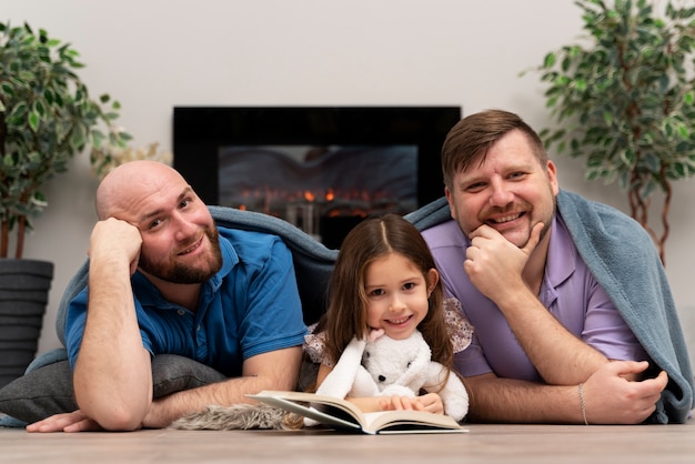 Foto gratuita familia feliz de dos papás y un bebé