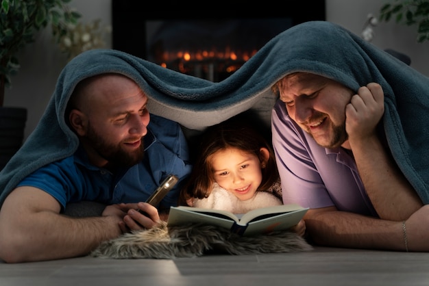 Foto gratuita familia feliz de dos papás y un bebé