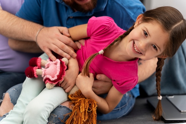 Foto gratuita familia feliz de dos papás y un bebé