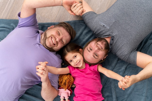 Familia feliz de dos papás y un bebé