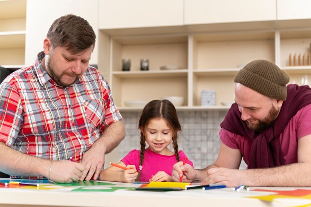 Familia feliz de dos papás y un bebé