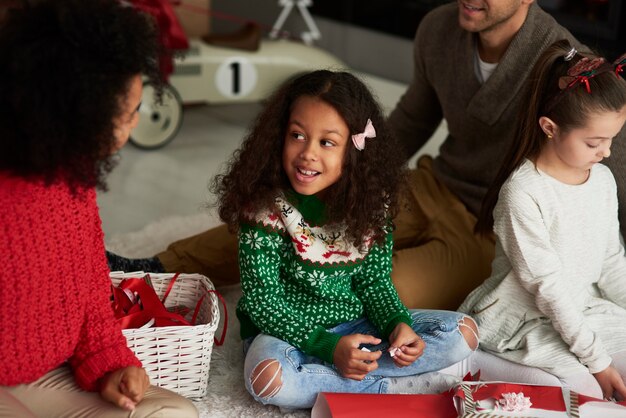 Familia feliz empacando regalos para Navidad